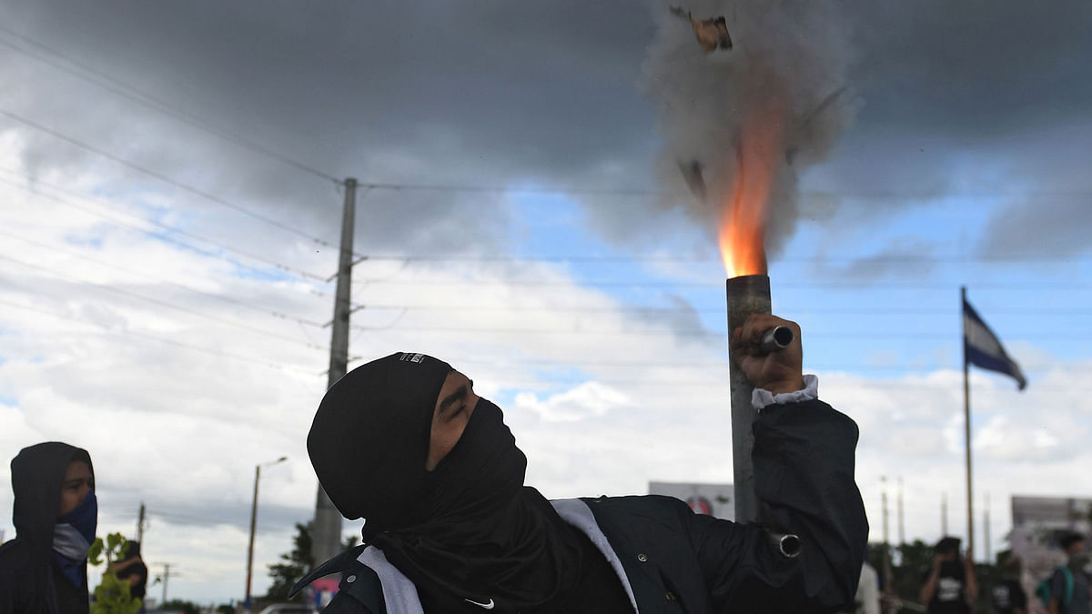 A man fires a homemade mortar during a protest against Nicaraguan President Daniel Ortega`s government in Managua, on 4 July 2018. Photo: AFP