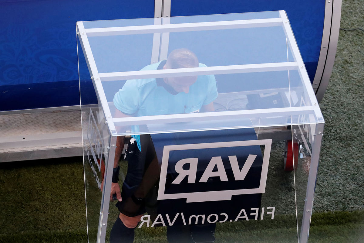 Referee Nestor Pitana watches the VAR review in Maxico vs Sweden match. Photo: Reuters
