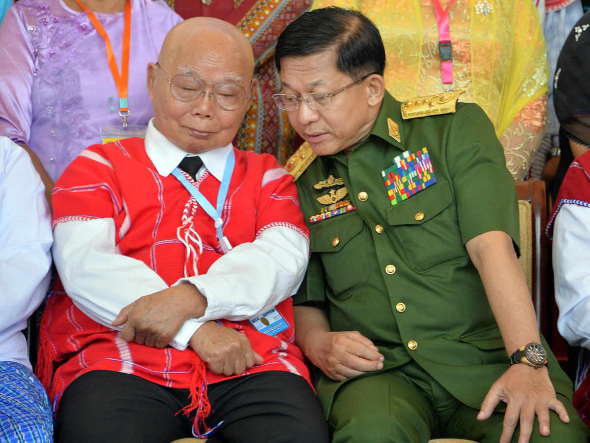 General Mutu Say Poe (L), chairman of the Karen National Union (KNU), speaks with Myanmar`s commander-in-chief Min Aung Hlaing (R) during a photo session at the third session of the Union Peace Conference in Naypyidaw on on 11 July 2018. Photo: AFP