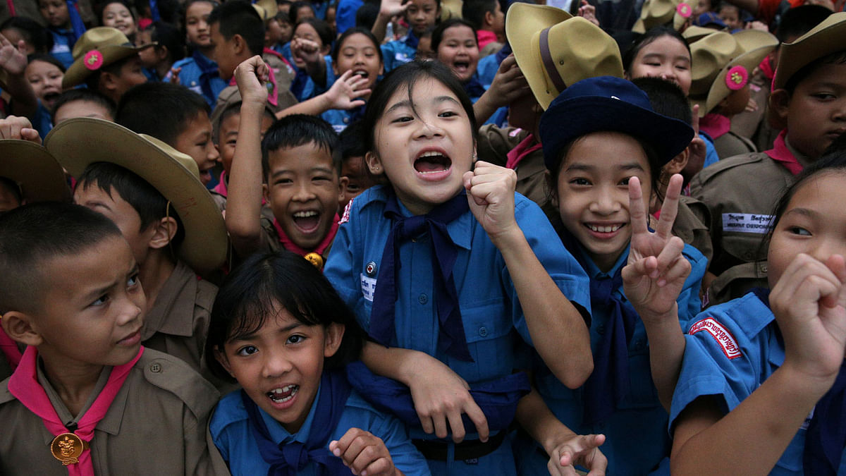 Students celebrate in front of Chiang Rai Prachanukroh hospital, where the 12 soccer players and their coach rescued from the Tham Luang cave complex are being treated, in the northern province of Chiang Rai, Thailand on 11 July 2018. Photo: Reuters