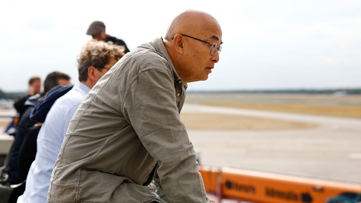Chinese dissident and writer Liao Yiwu, waits for Liu Xia (unseen), the widow of Chinese Nobel Peace Prize laureate Liu Xiaobo, as she arrives at Tegel Airport in Berlin on 10 July 2018. Photo: AFP