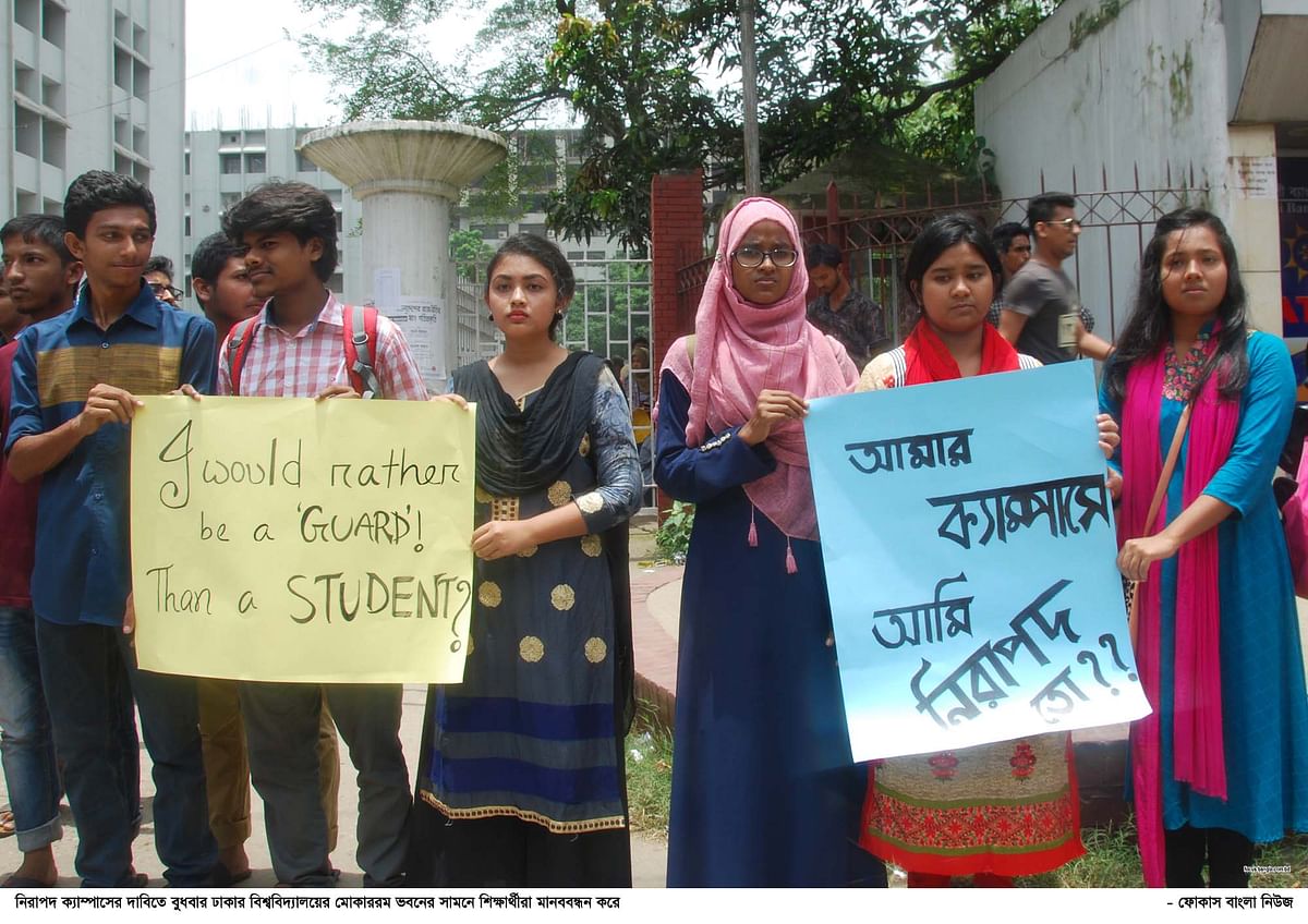 Several hundred students, under the banner of `General Students of Dhaka University`, form a human chain on Dhaka University campus on 11 July demanding release of the detained leaders of the quota reform movement. Photo: Focus Bangla