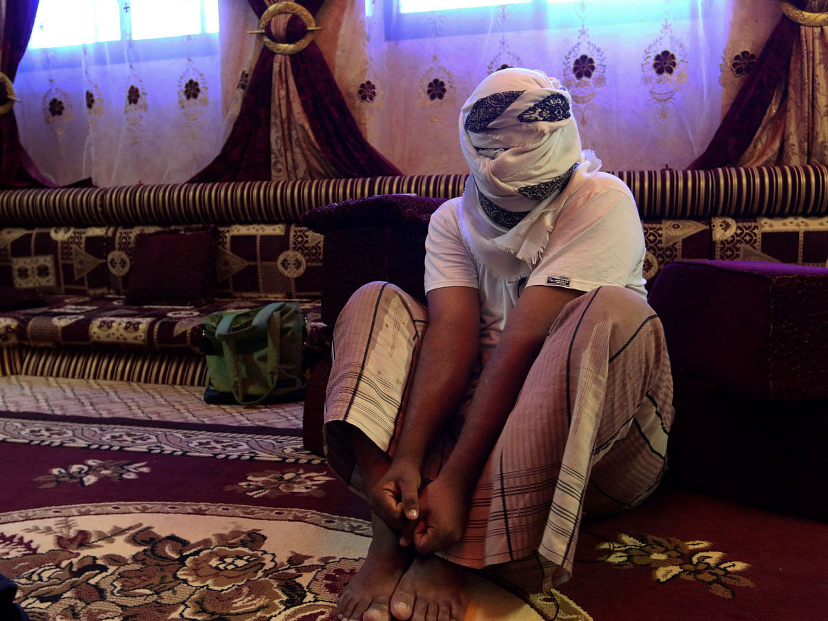 In this 11 May 2017 file photo, a former detainee covers his face for fear of being detained again, as he shows how he was kept in handcuffs and leg shackles while held in a secret prison at Riyan airport in the Yemeni city of Mukalla. In a report released Thursday, 12 July 2018, Amnesty International called for an investigation into alleged disappearances, torture and likely deaths in detention facilities in southern Yemen as possible war crimes. Photo : AP
