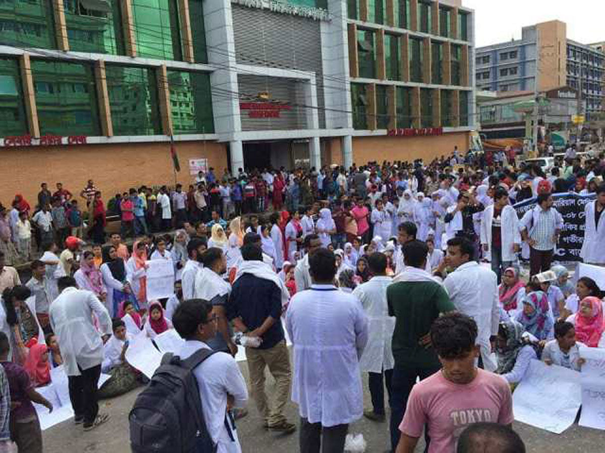 Students of Tairunnessa Memorial Medical College block Dhaka- Mymensingh highway on Saturday. Photo: UNB