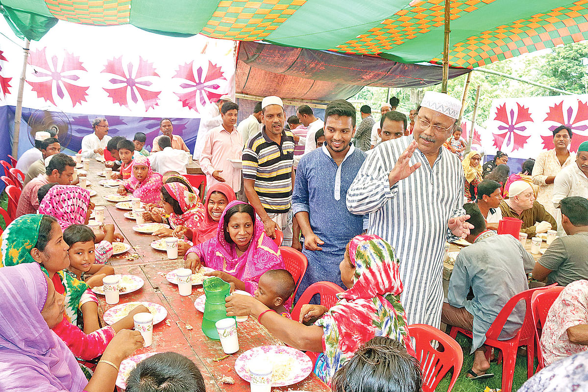 Ruling Bangladesh Awami League (AL) mayoral candidate Khairuzzaman Liton exchanges greetings with voters during a programme in Rajshahi recently. Photo: Prothom Alo