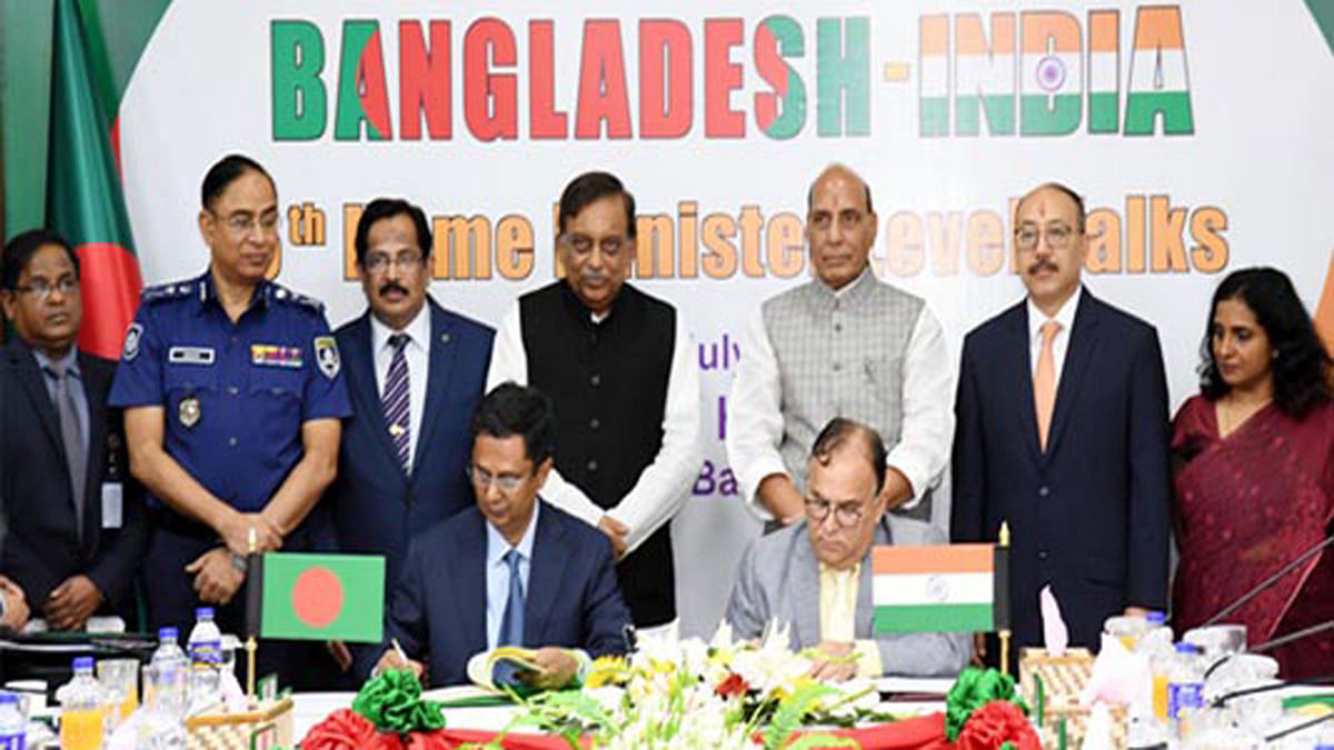 Home miinister Asaduzzaman Khan and his Indian counterpart Rajnath Singh, pose for photograph during the conclusion of the official talks in Dhaka on Sunday. -- Photo: BSS