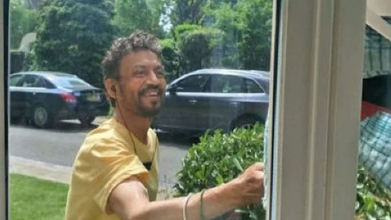 Irrfan Khan is fighting illness with a smile on his face. The actor shares the photo on his twitter handle from London. Photo: Collected from Twitter