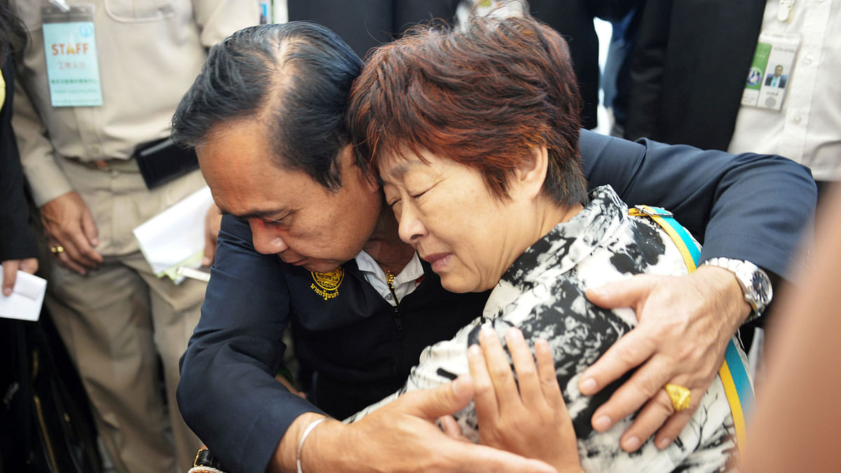 Thailand`s prime minister Prayuth Chan-ocha comforts a relative of Chinese tourists involved in a sunken tourist boat accident at a hospital in Phuket, Thailand on 9 July 2018. Photo: Reuters