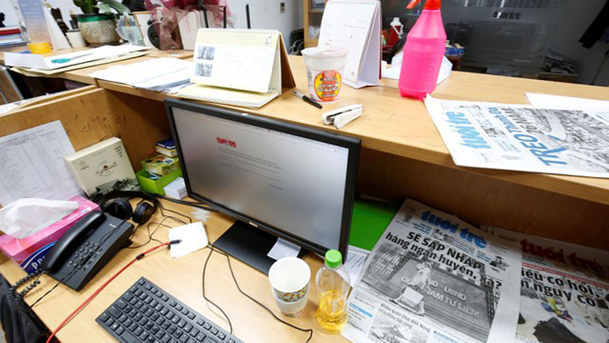 A computer screen shows the banned online edition of Tuoi Tre newspaper at the newspaper`s office in Hanoi, Vietnam 17 July 2018. Photo : Reuters