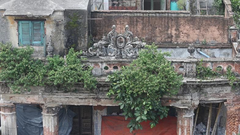 About one and a half century old building is at BK Dash Road in Dhaka. The 45 no. house is known as the ‘boro bari’ to the locals. The existence of the structure is threatened due to lack of renovation. This photo was taken by Abdus Salam on 16 July.