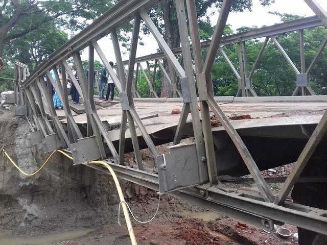 Road communication between Dhaka and Barishal came to a halt since early Tuesday as a bailey bridge in Enna area of Gaurnadi upazila collapsed. Photo: Prothom Alo