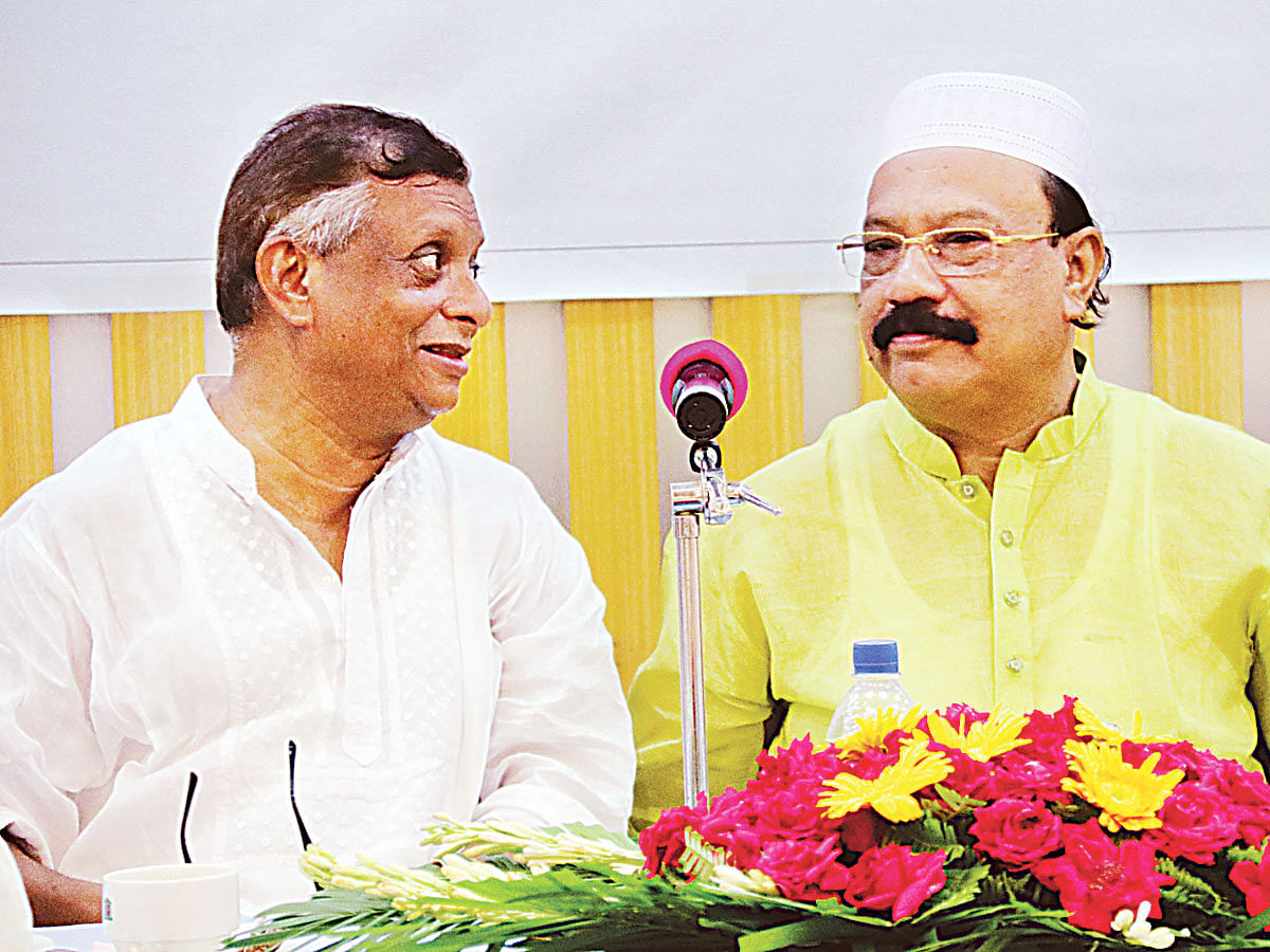 Bangladesh Nationalist Party (BNP) mayoral candidate Ariful Haque Chowdhury (L) and Awami League mayoral candidate Badaruddin Ahmad Kamran in the roundtable. Photo: Prothom Alo