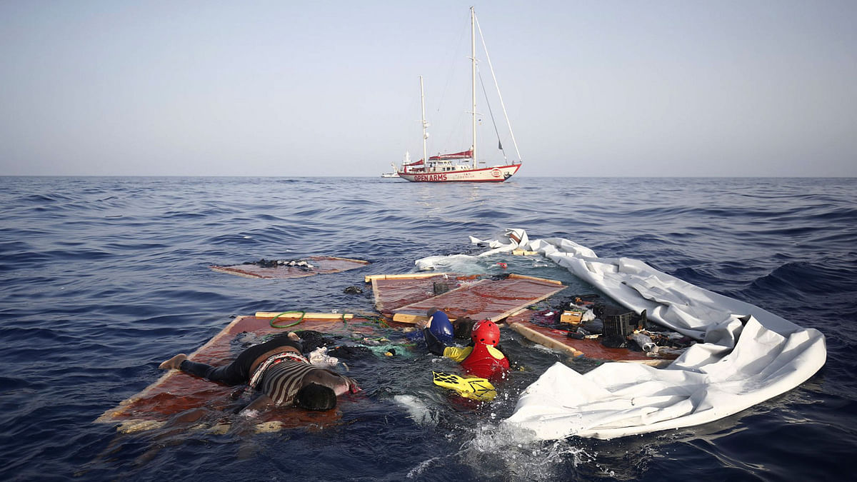 Rescue workers from the Proactiva Open Arms Spanish NGO retrieve the bodies of an adult and a child amid the drifting remains of a destroyed migrant boat off the Libyan coast, on Tuesday 17 July, 2018. A migrant rescue aid group accused Libya`s coast guard of abandoning three people in the Mediterranean Sea, including an adult woman and a toddler who died, after intercepting some 160 Europe-bound migrants on Monday near the shores of the northern African country. Photo : AP