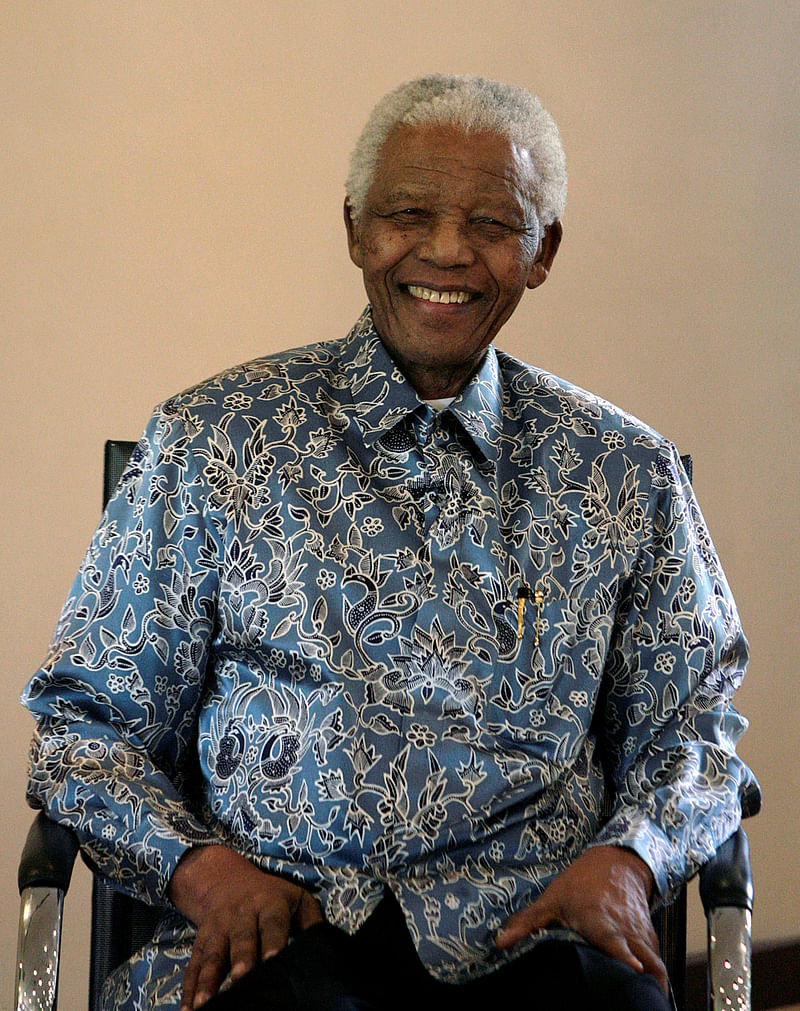 South Africa`s former president Nelson Mandela waits to meet Paralympics team at the Nelson Mandela foundation in Houghton, South Africa, 3 October 2008. Photo: Reuters