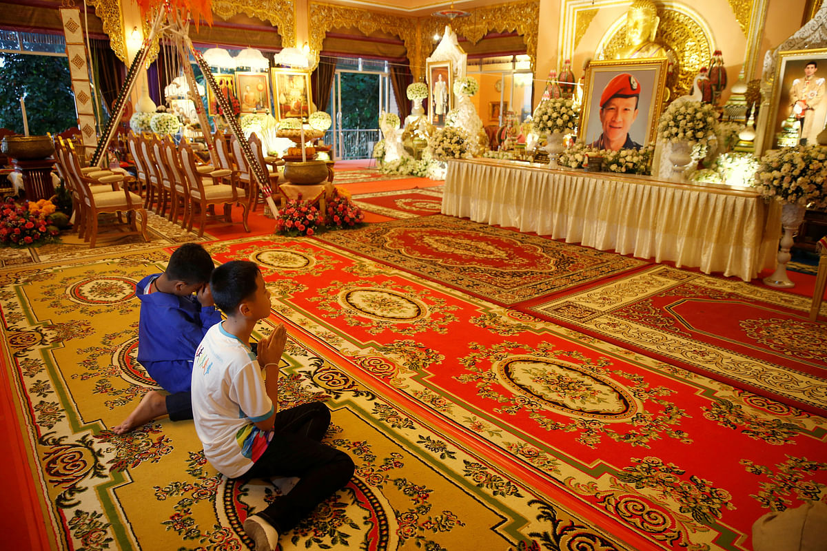 Rescued cave boys pay respect to former Navy SEAL diver Saman Kunan who died during the rescue operation, in a temple at Mae Sai, in the northern province of Chiang Rai, Thailand on 19 July 2018. Photo: Reuters