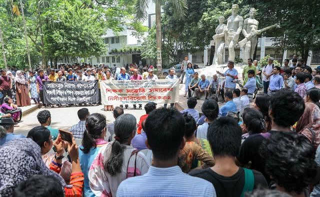 A group of public university teachers organises a solidarity rally in front of Aparajeyo Bangla of DU protesting against the recent attacks on students and teachers on Thursday. Photo: Prothom Alo