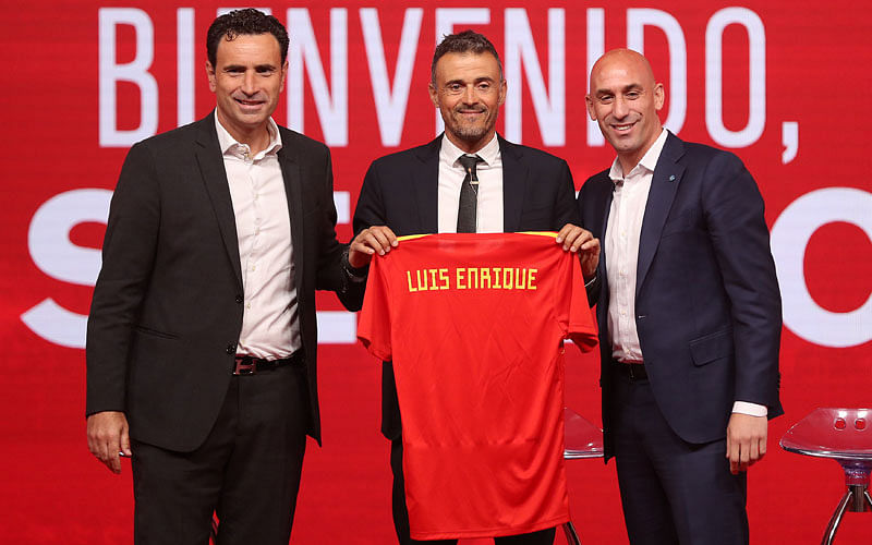 New Spain coach Luis Enrique poses with a shirt with Spanish Football Federation president Luis Rubiales (R) and sports director Jose Francisco Molina (L). Photo: Reuters