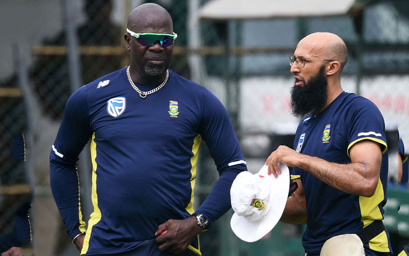 South African cricketer Hashim Amla speaks with coach Ottis Gibson (L) during a training session at the Sinhalese Sports Club (SSC) international cricket stadium at the capital city of Colombo on 19 July 2018, ahead of the second Test match between Sri Lanka and South Africa. -- AFP