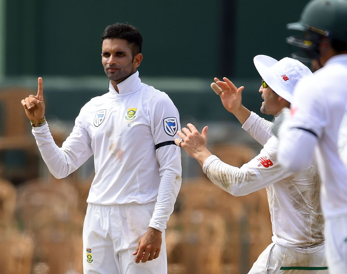 South Africa`s Keshav Maharaj (L) celebrates with his teammates after he dismissed Sri Lanka`s Kusal Mendis during the first day of the second Test match between Sri Lanka and South Africa at the Sinhalese Sports Club (SSC) international cricket stadium in Colombo on 20 July, 2018. Photo: AFP