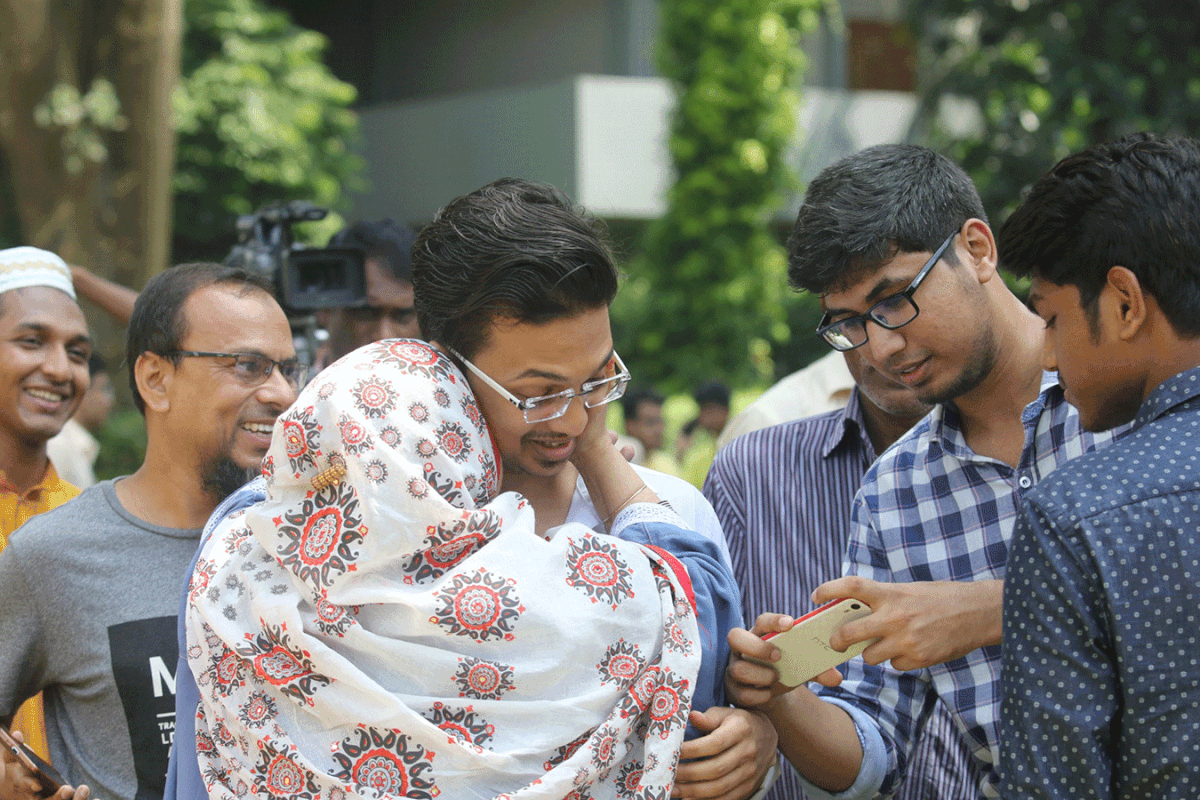 A mother hugs her son on the campus of Notre Dame College as he acquired GPA-5. Photo: Abdus Salam