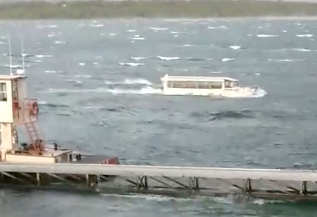 A duck boat is seen at Table Rock Lake in Branson, Missouri, US on 19 July 2018 in this picture grab obtained from social media video. Photo: Reuters
