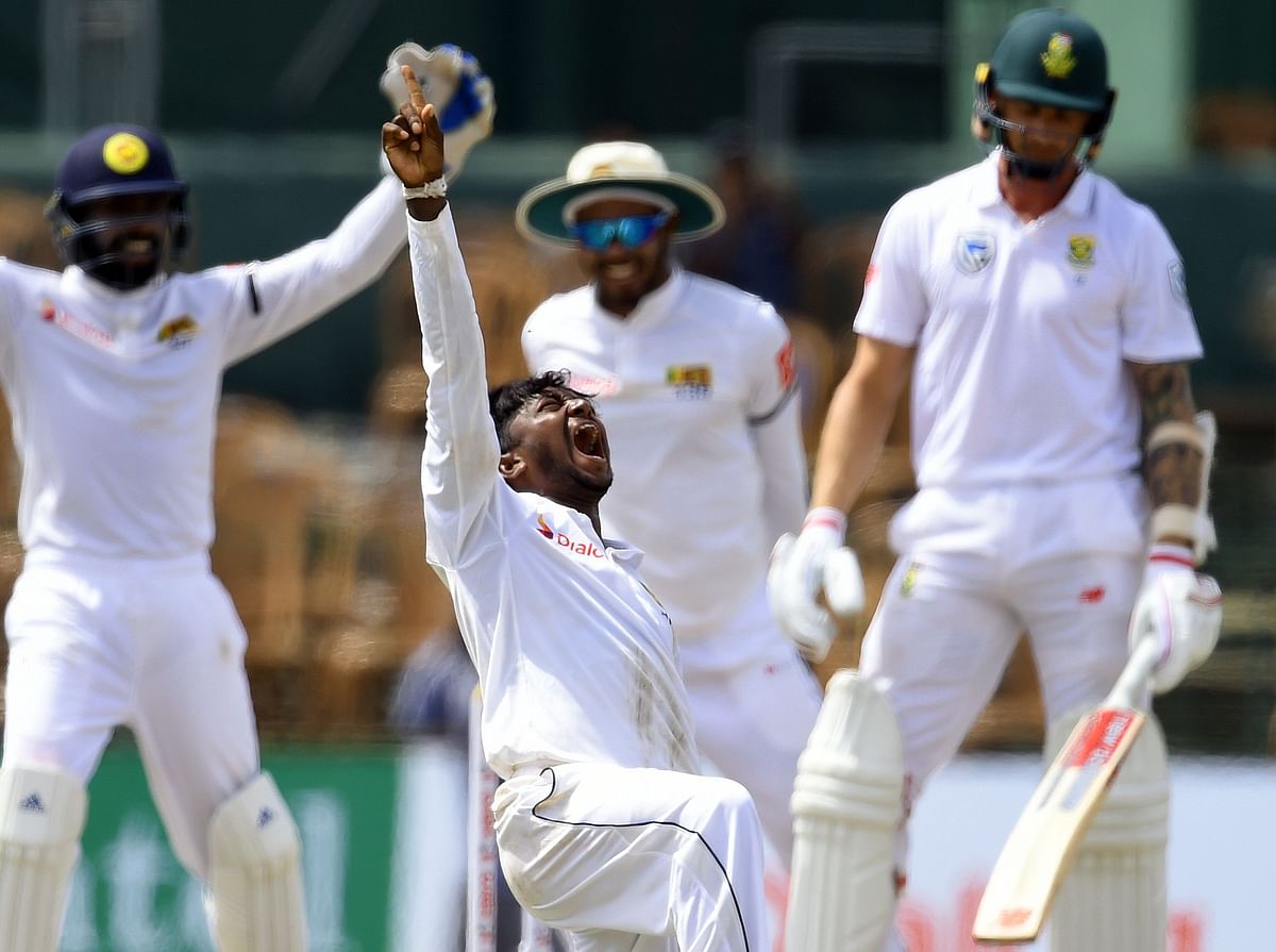 Sri Lankan cricketer Akila Dananjaya (2L) celebrates after he dismissed South African cricketer Dale Steyn (R) looks on during the second day of the second Test match between Sri Lanka and South Africa at the Sinhalese Sports Club (SSC) international cricket stadium in Colombo on 21 July 2018. Photo: AFP