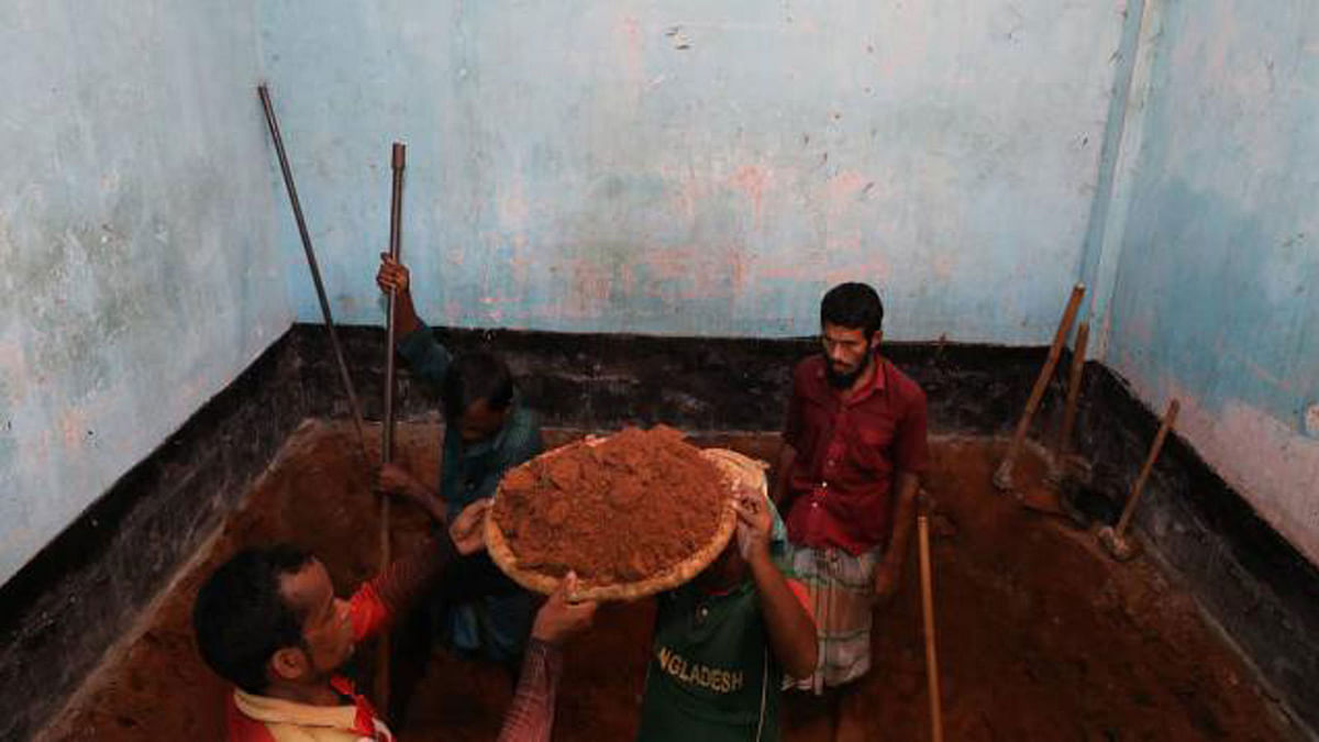 Police start digging at the house of one Monirul Islam at Road-16 (Block-C) of Mirpur Section-10 in the presence of executive magistrate Md Anwar UzJaman in search of `hidden treasure`. Photo: Prothom Alo