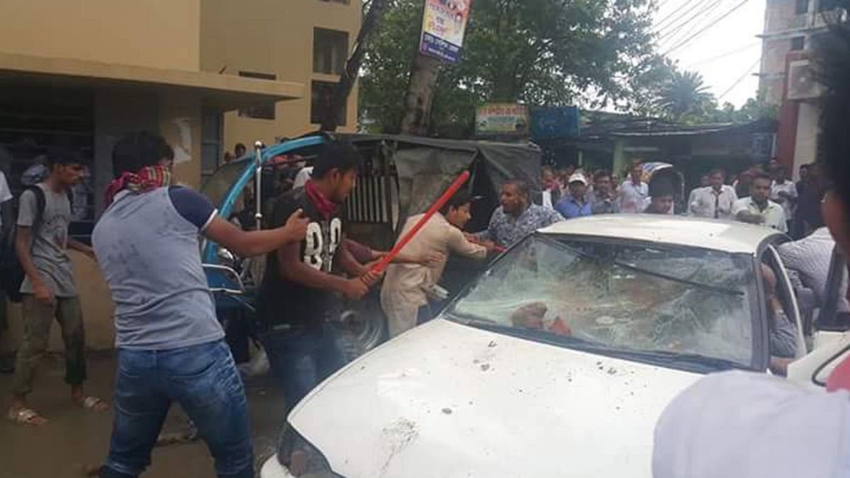 Amar Desh acting editor Mahmudur Rahman comes under attack allegedly by BCL men on a court premise in Kushtia
