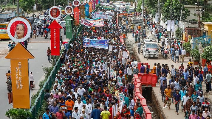 Crowds are seen in the nearby areas of Suhrawardy Udyan on Saturday. A grand reception was arranged for prime minister Sheikh Hasina and the programme caused the huge crowds in Shahbagh, Dhaka on 21 July. Photo: Dipu Malakar