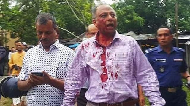 Bangla daily Amar Desh acting editor Mahmudur Rahman is injured in an attack by the activists of BCL at a court premises in Kushtia on 22 July. Photo: UNB