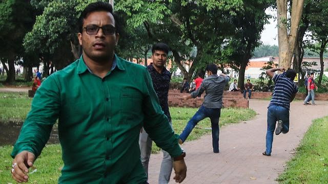 BCL leaders beat up the activists of quota reform movement inside Suhrawardy Udyan on Sunday while they were returning from a protest rally held on Dhaka University campus. Photo: Saiful Islam