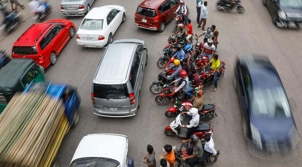 A number of motorcycles in the middle of a busy road violating traffic signals. Vehicles run in opposite directions on both sides of the road. This can cause an accident at any moment. The picture was captured by Dipu Malakar from Banglamotor intersection, Dhaka on 22 July.