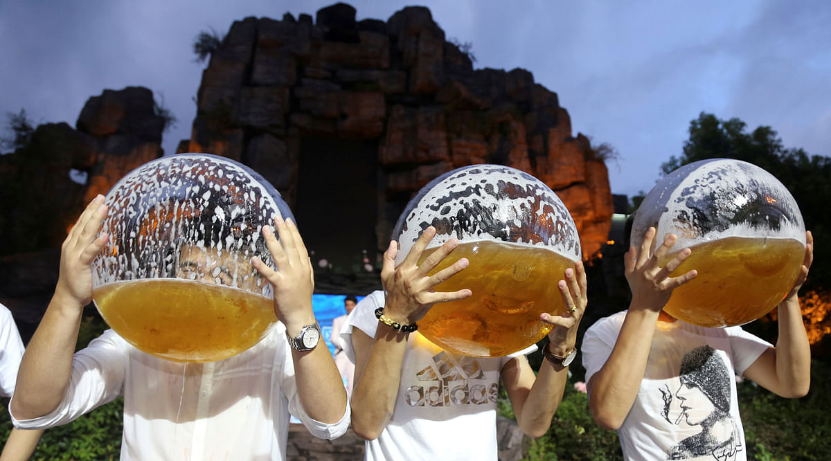 People drink beer from fish bowls at a beer drinking competition in Hangzhou, Zhejiang province, China on 21 July 2018. Picture taken 21 July 2018. Photo: Reuters