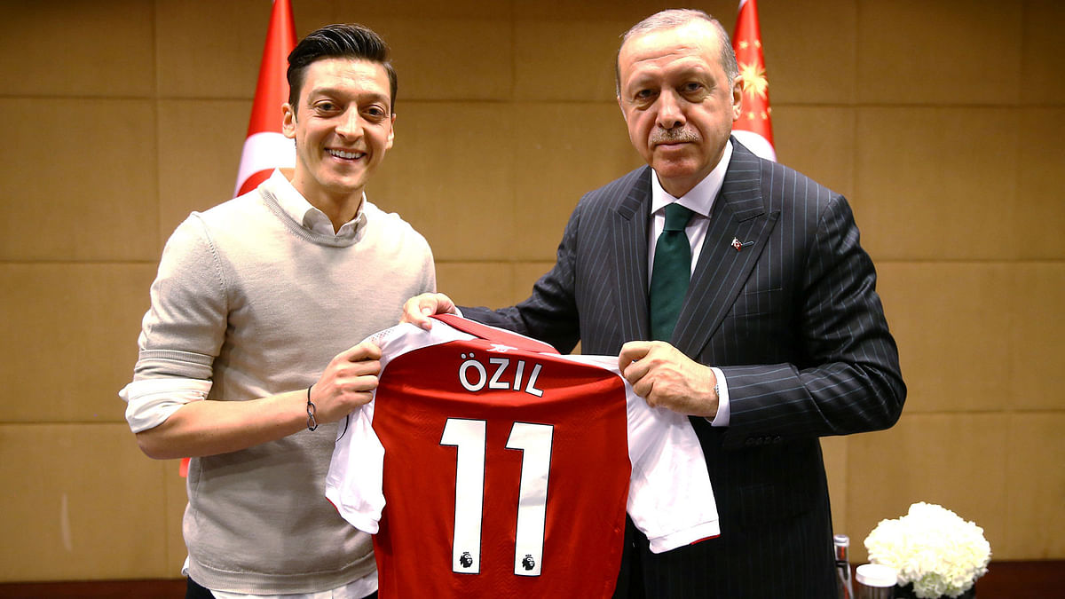 Turkish president Tayyip Erdogan meets with Arsenal`s soccer player Mesut Ozil in London, Britain on 13 May, 2018. Photo: Reuters