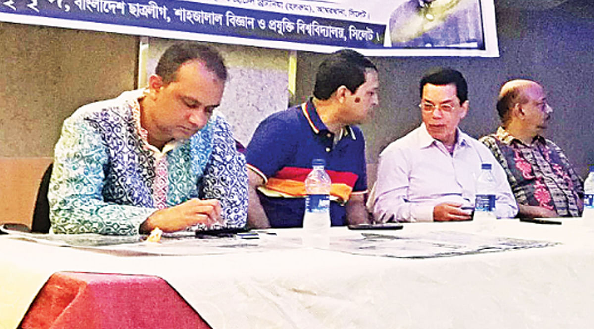 SUST vice chancellor Farid Uddin Ahmed with AL leaders at a Saturday meeting. Photo: Prothom Alo