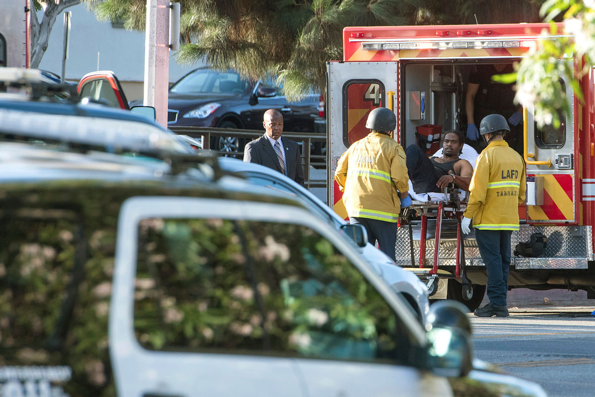 In this photo provided by Christian Monterrosa, a suspect is arrested after evading police and holding dozens of people hostage inside a Trader Joe`s supermarket, Saturday, 21 July 2018, in Los Angeles. Photo : AP