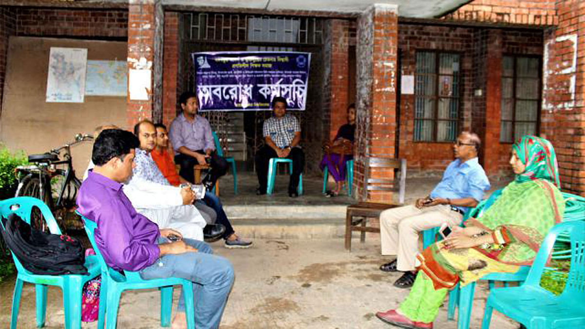 The agitating teachers of Jahangirnagar University take position at the entrance of the university`s administration building on Tuesday. Photo: Prothom Alo