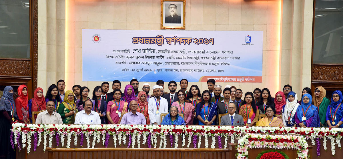 Prime minister Sheikh Hasina poses for a photo session with winners of Prime Minister Gold Medal 2017, awarded by the University Grants Commission (UGC), at the Prime Minister's Office (PMO) in Dhaka on 25 July. Photo: BSS