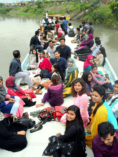 This photo, taken on Thursday, shows members of the River Conservation Club of Independent University, Bangladesh (IUB). Photo: Collected