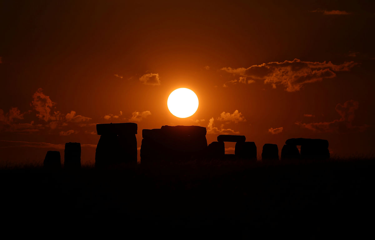 The sun sets behind the Stonehenge stone circle in southwest Britain. Photo: Reuters
