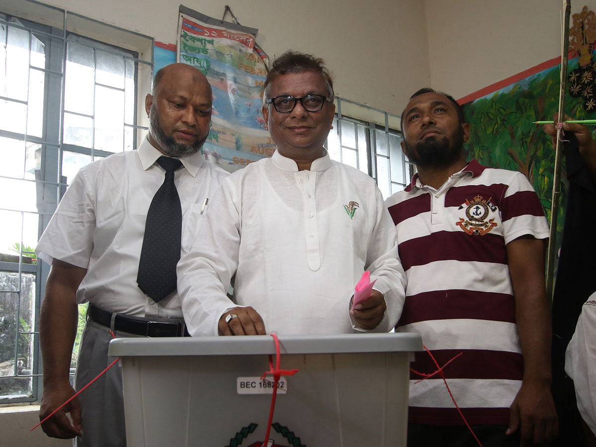 BNP mayoral candidate Ariful Haque Chowdhury votes in Jherjheripara Government Primary School polling station in Sylhet. Photo: Prothom ALo