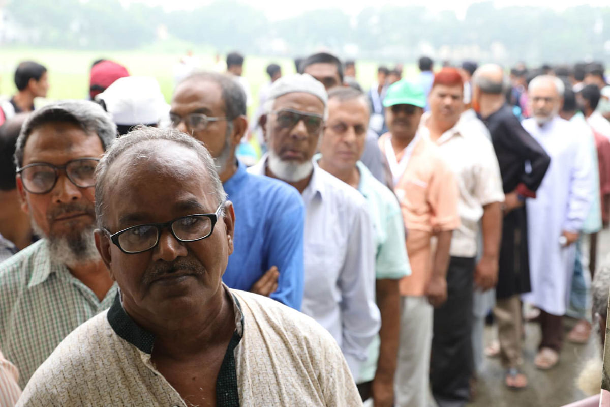 Voters queue up to vote in the city polls at the Women Sports Complex polling centre in Rajshahi on 30 July. Photo: Tanvir Ahammed