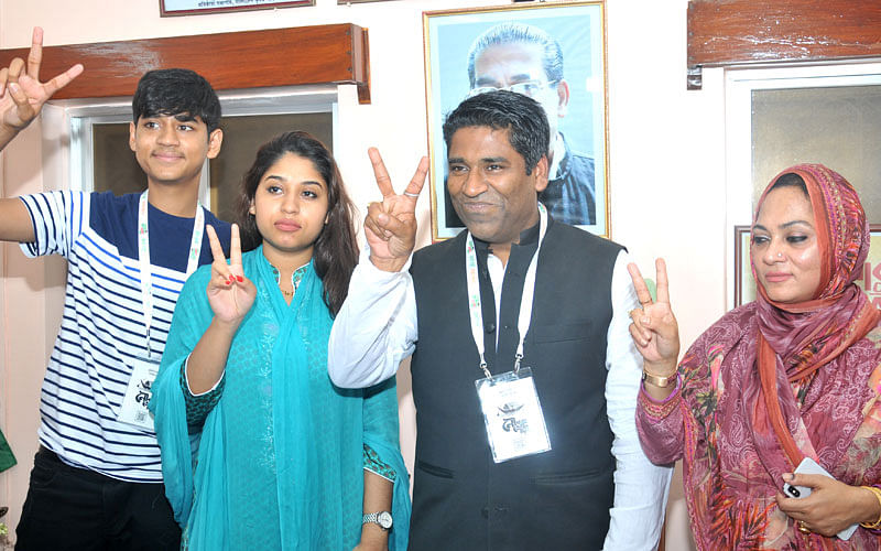 Awami League candidate Serniabat Sadiq Abdullah shows the victory sign after he is unofficially declared elected in Sunday’s Barishal City Corporation polls. The photo has been taken from Barishal on 30 July. Photo: Prothom Alo