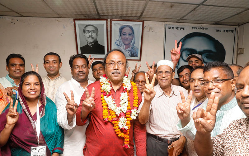 Supporters adorn Awami League mayoral contestant AHM Khairuzzaman Liton with a garland after he has been unofficially declared elected in the Rajshahi City Corporation polls Monday on 30 July. Photo: Dipu Malakar