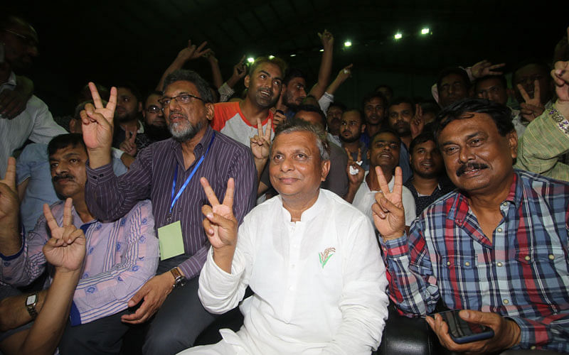 BNP mayoral candidate Ariful Haque Chowdhury with his supporters shows victory sign at the returning official’s office in Sylhet on 30 July. Photo: Abdus Salam