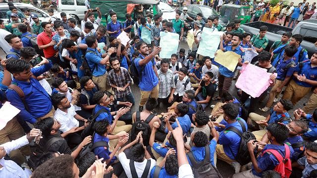 Students hold a protest and chant slogans on the road at Jamalkhan, Chattogram on 1 August. Photo: Jewel Shil