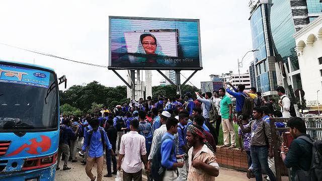 A group of students agitate at SAARC Fountain intersection protesting at the death of their two fellows on Wednesday. Photo: Faruk Wasif/Prothom Alo