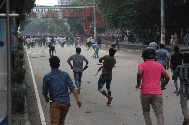 Unidentified youths throw brickbats to disperse demonstrating students demanding safe road in Mirpur-14 on Thursday afternoon. Photo: Sazid Hossain