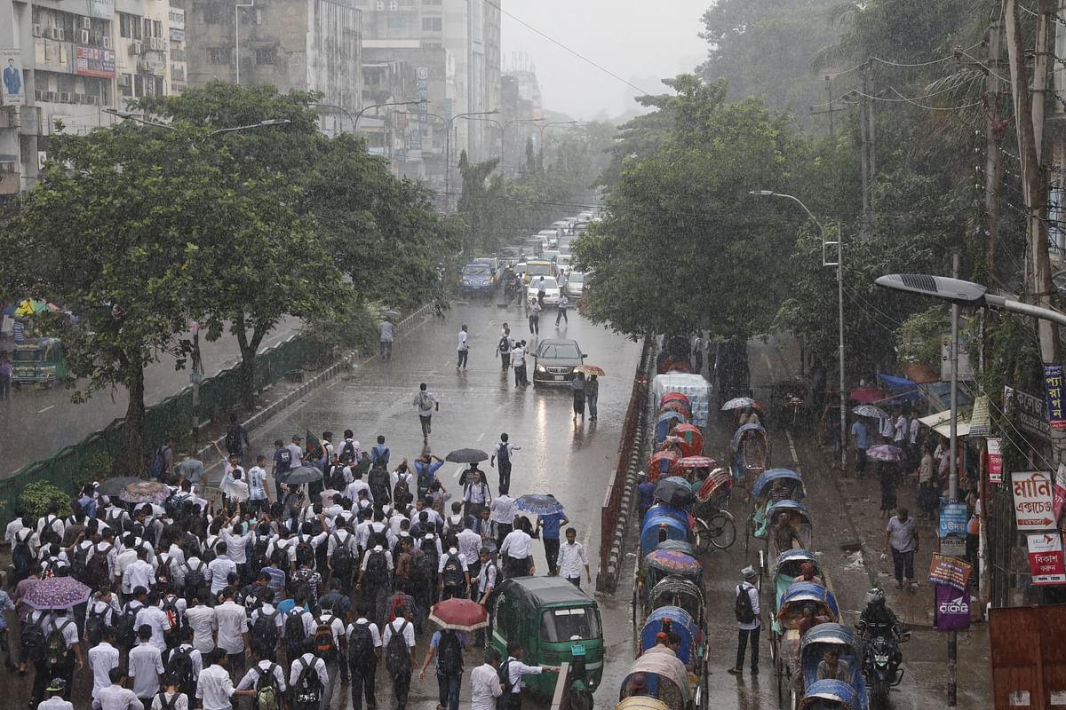 A group of students stage a demonstration in Science Laboratory area of the capital on 2 August demanding justice for the death of two students in a road crash in Dhaka on 29 July. Photo: Prothom Alo
