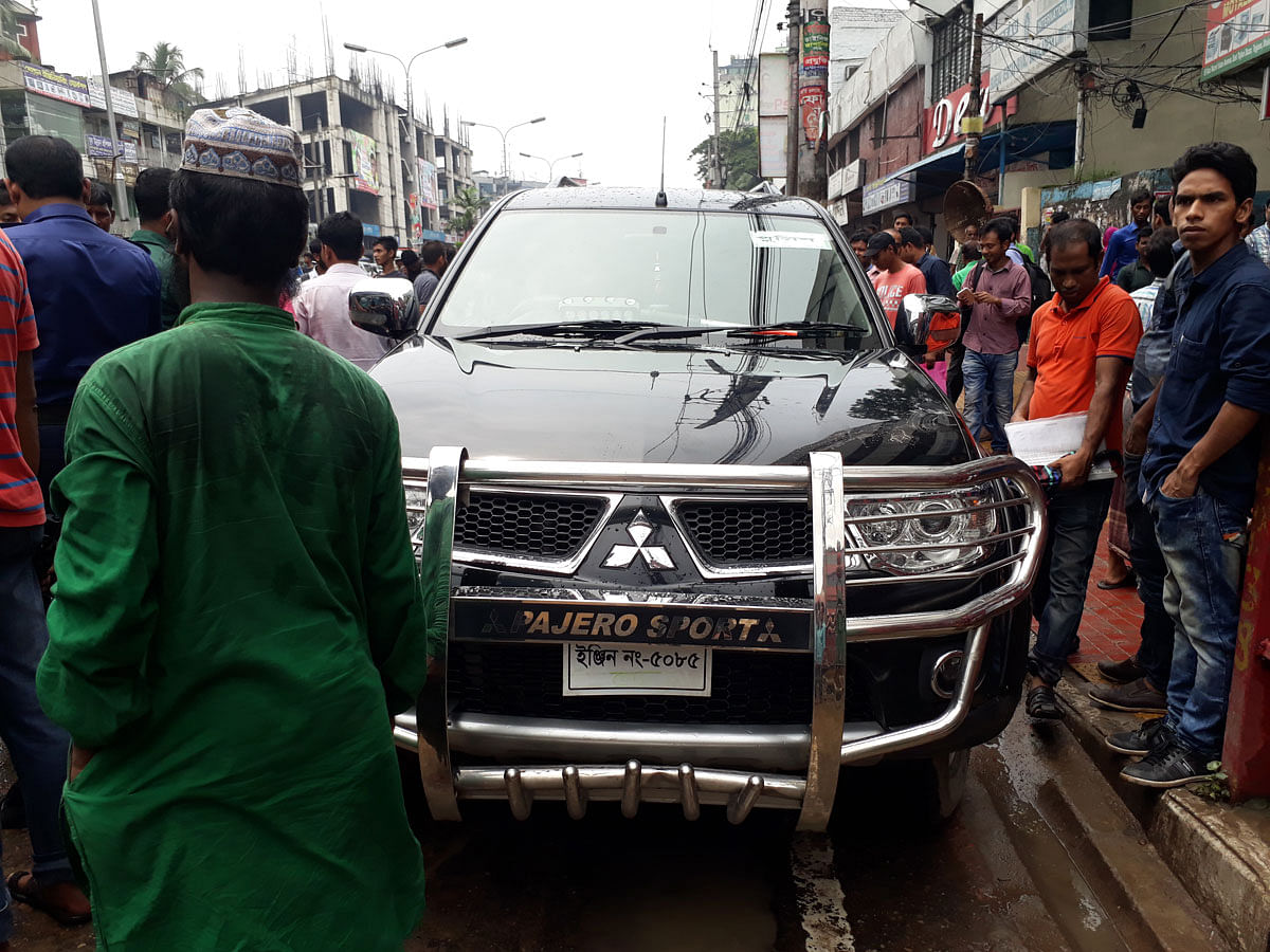 Demonstrating students on Thursday stop DIG Habib’s vehicle for not having proper documents in Karwan Bazar. Photo: Galib Ashraf